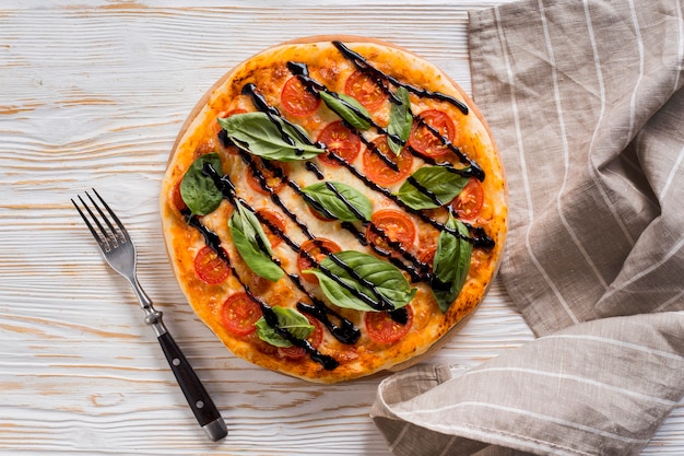 Foto gratuita lay flat del delicioso concepto de pizza