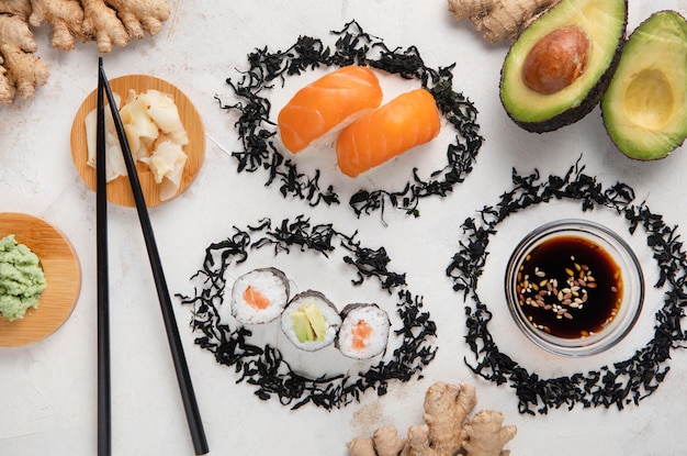 Foto gratuita lay flat del delicioso concepto de sushi