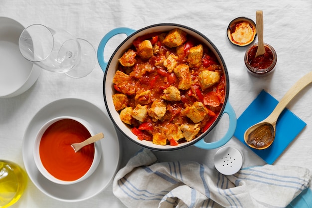 Foto gratuita lay flat delicioso goulash en la mesa bodegón