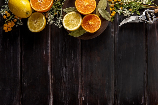 Foto gratuita lay flat de fruta naranja con espacio de copia