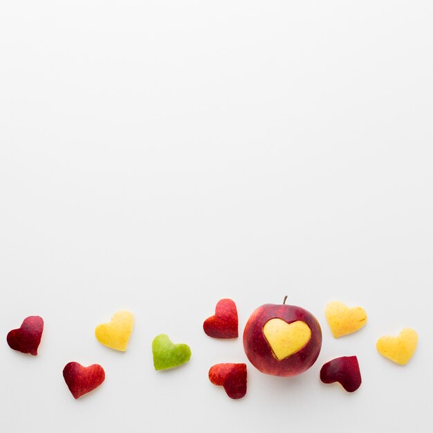Lay Flat de frutas en forma de corazón y manzana con espacio de copia