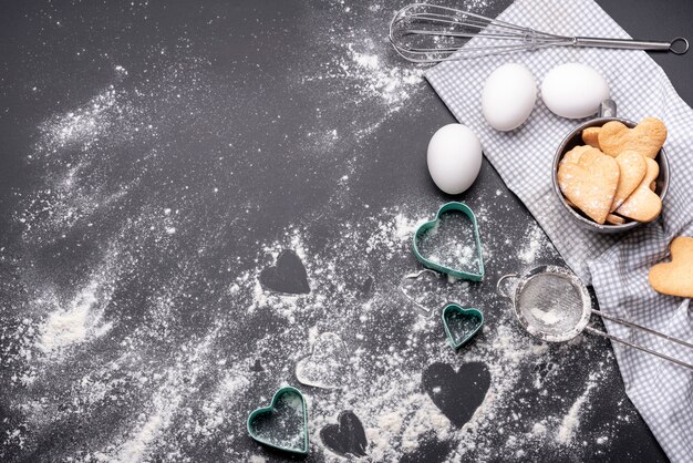 Lay Flat de galletas del día de San Valentín con espacio de copia y utensilios de cocina