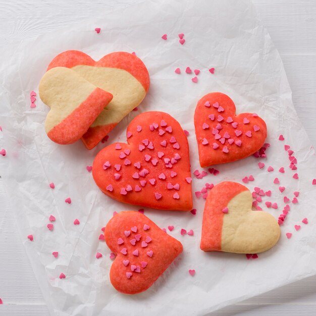 Lay Flat de galletas en forma de corazón sobre papel