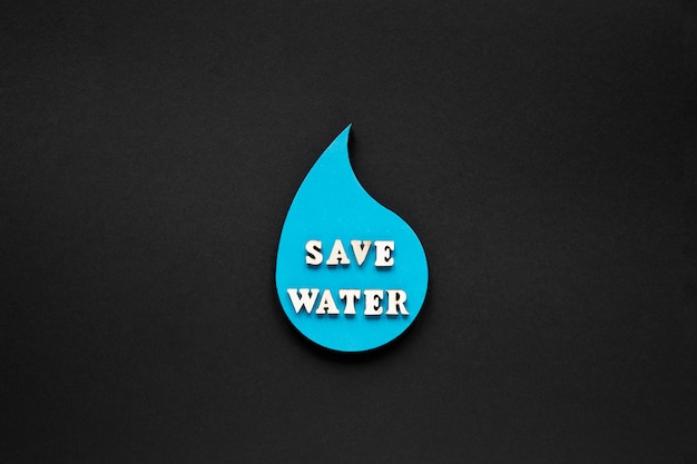 Foto gratuita lay flat de gota de agua con mensaje