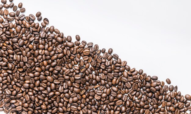 Lay Flat de granos de café con espacio de copia