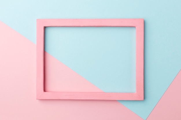 Foto gratuita lay flat de hermoso concepto de marco de madera rosa