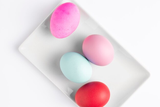 Lay Flat de huevos de Pascua pintados en placa