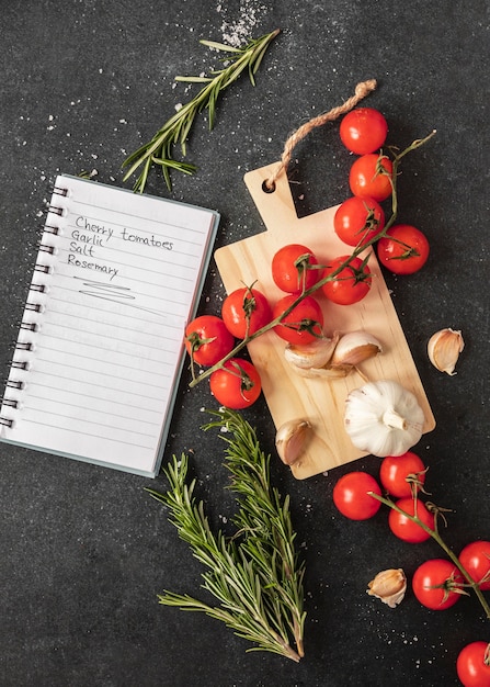 Foto gratuita lay flat de ingredientes alimentarios con receta y tomates