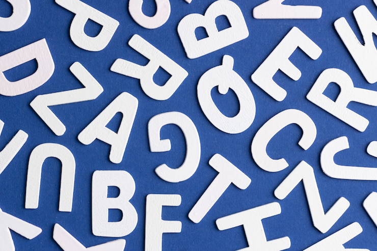 Foto gratuito lay flat de letras del alfabeto para el día de la educación