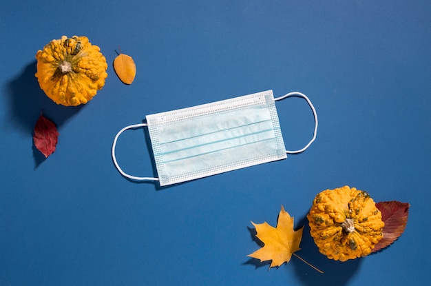 Lay Flat de máscara médica con hojas de otoño