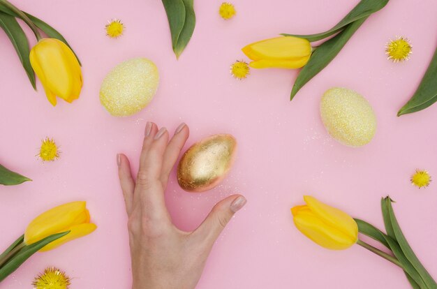 Lay Flat de oro huevo de pascua con dientes de león y tulipanes