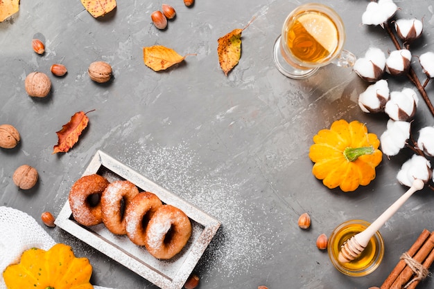 Foto gratuita lay flat de otoño desayuno con copia espacio