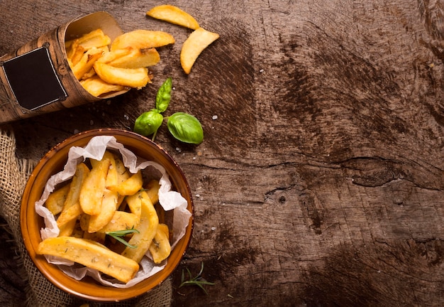 Lay Flat de papas fritas con espacio de copia y hierbas