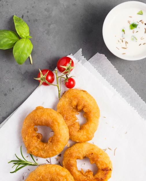 Foto gratuita lay flat de papas fritas con salsa y tomates