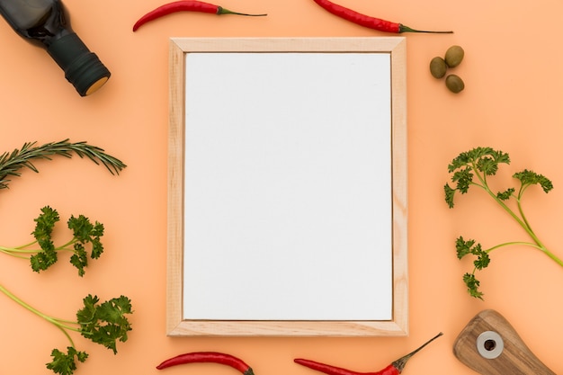 Foto gratuita lay flat de papel de menú en blanco con aceite de oliva y chiles