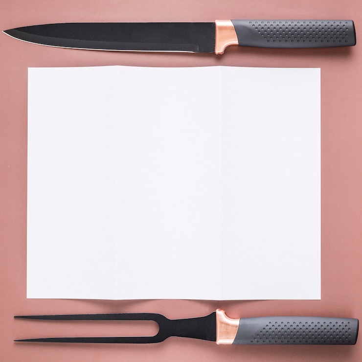 Foto gratuito lay flat de papel de menú en blanco con cuchillo y tenedor