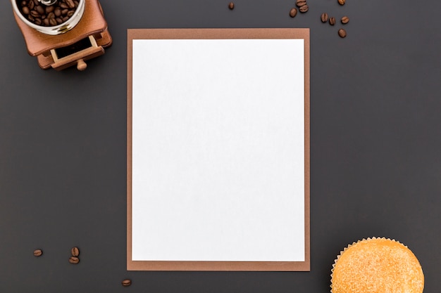 Lay Flat de papel de menú en blanco con granos de café y bollo