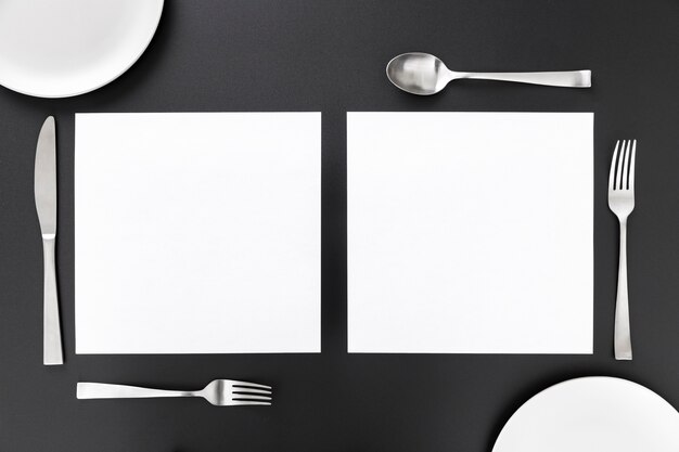Lay Flat de papeles de menú en blanco con cubiertos y platos