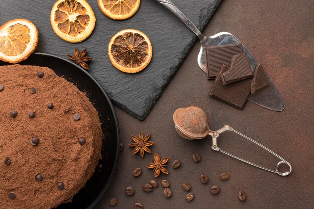 Lay Flat de pastel de chocolate con cacao en polvo y cítricos secos