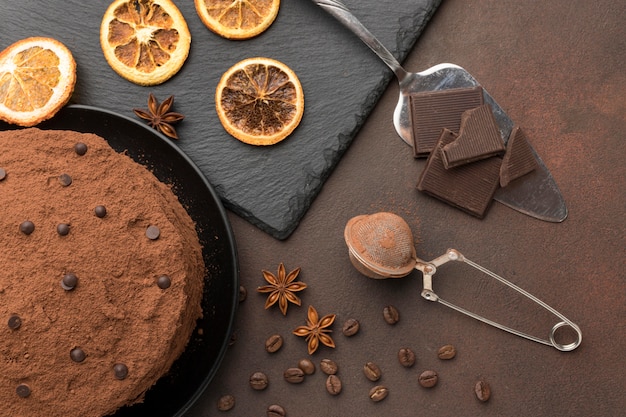 Lay Flat de pastel de chocolate con cacao en polvo y cítricos secos