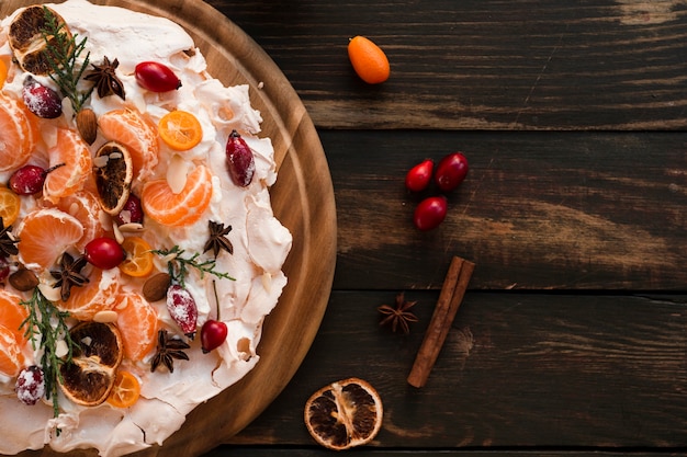 Foto gratuita lay flat de pastel de merengue con espacio de copia