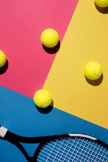 Foto gratuita lay flat de pelotas de tenis con raqueta