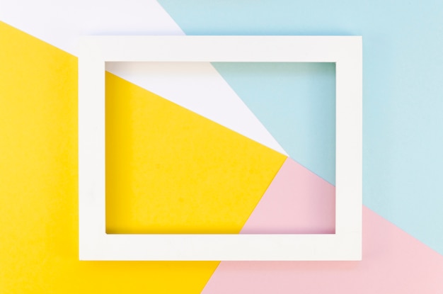 Foto gratuita lay flat de recortes de papel de colores con marco simple en la parte superior