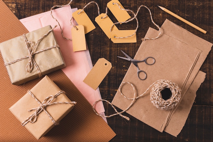 Foto gratuito lay flat de regalos envueltos con hilo y tijeras