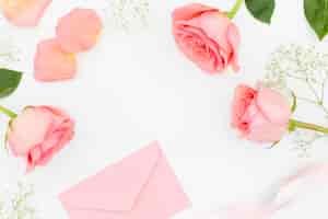 Foto gratuita lay flat de rosas con espacio de copia