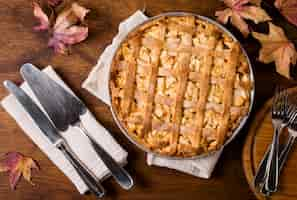 Foto gratuita lay flat de tarta de manzana para acción de gracias con cubiertos