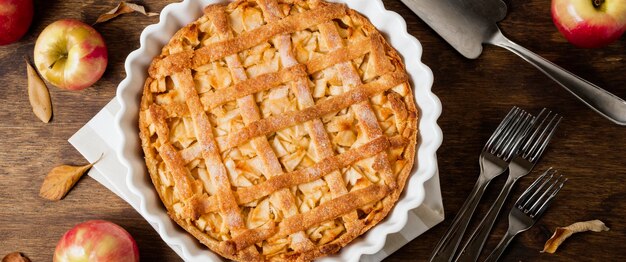 Lay Flat de tarta de manzana para acción de gracias con hojas de otoño