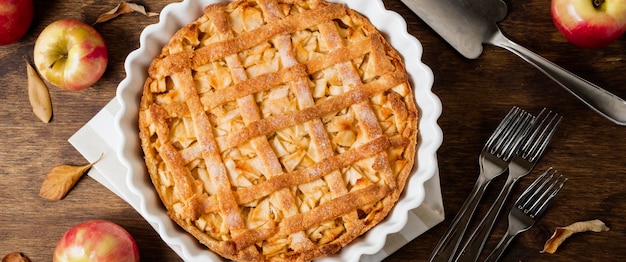 Lay Flat de tarta de manzana para acción de gracias con hojas de otoño