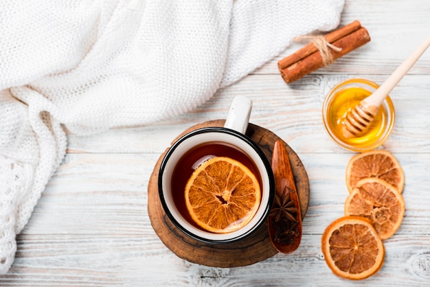 Foto gratuita lay flat de té caliente con naranja