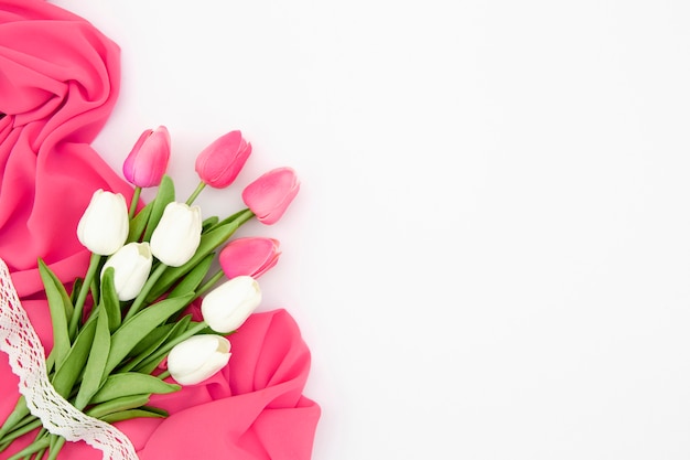 Foto gratuita lay flat de tulipanes rosados y blancos