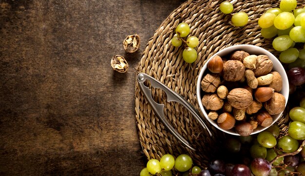 Lay Flat de uvas de otoño con variedad de frutos secos