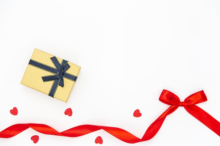 Foto gratuito lazo de cinta roja y caja de regalo sobre fondo blanco aislado endecha plana