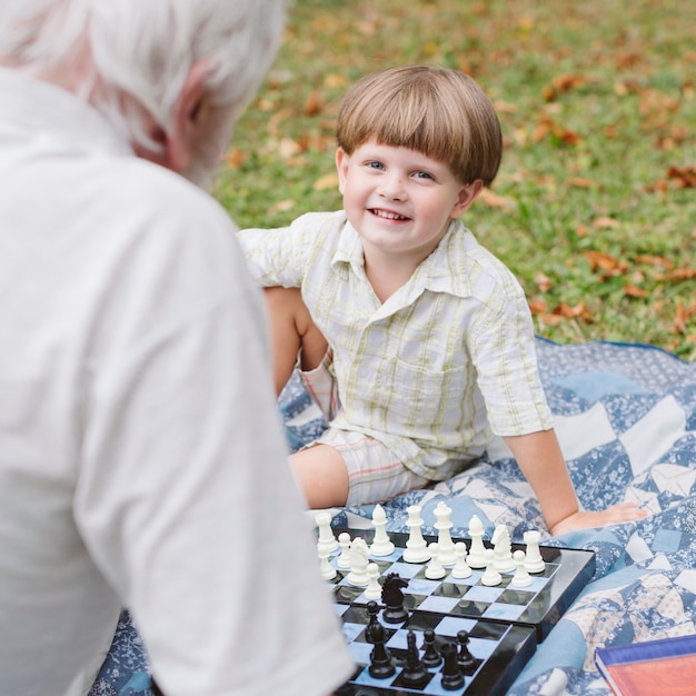 Lección de ajedrez con nieto y abuelo