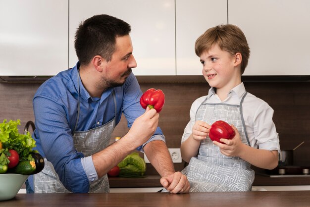 Lección de cocina de ángulo bajo con padre e hijo