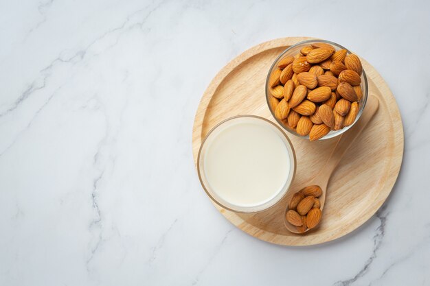 Leche de almendras con almendras sobre fondo de mármol