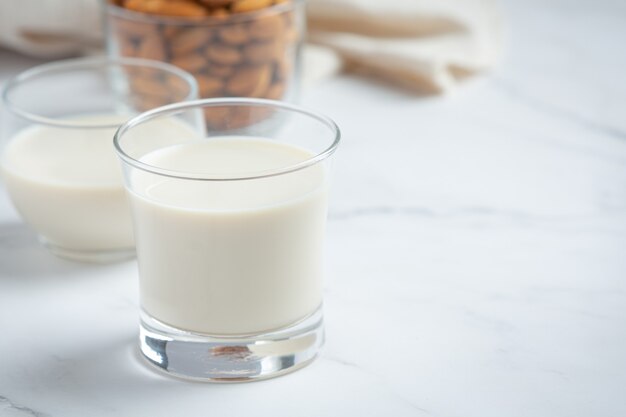 Leche de almendras con almendras sobre fondo de mármol