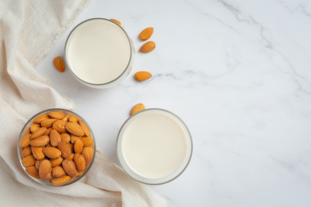 Foto gratuita leche de almendras con almendras sobre fondo de mármol