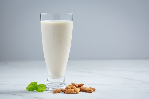 Leche de almendras con almendras sobre fondo de mármol