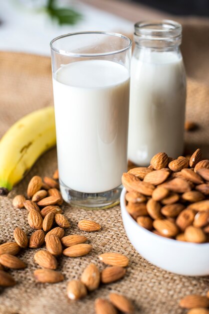 Leche de almendras orgánica y almendras