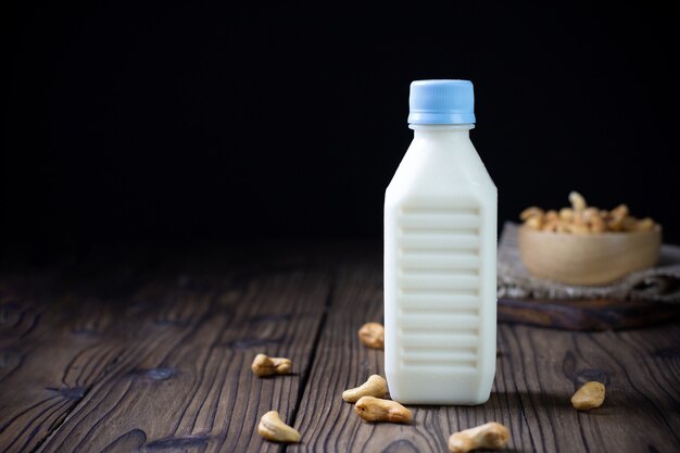 Leche de anacardo en botella en la mesa