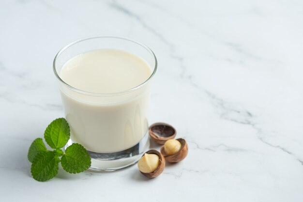 Leche blanca de macadamia lista para servir