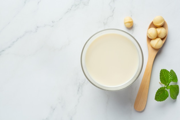 Leche blanca de macadamia lista para servir