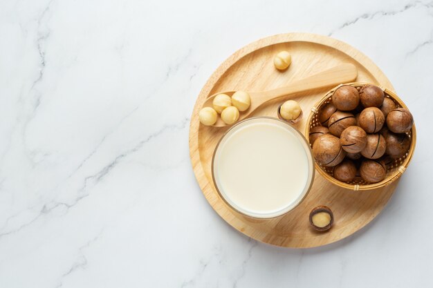 Leche blanca de macadamia lista para servir