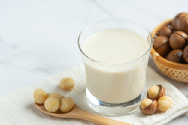 Leche blanca de macadamia lista para servir