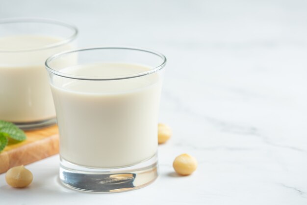 Leche blanca de macadamia lista para servir