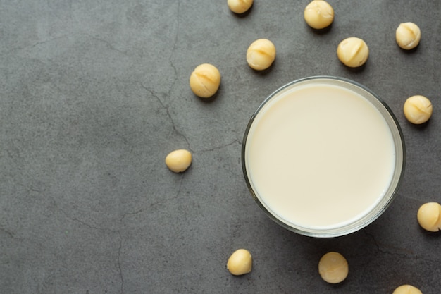 Leche blanca de macadamia lista para servir